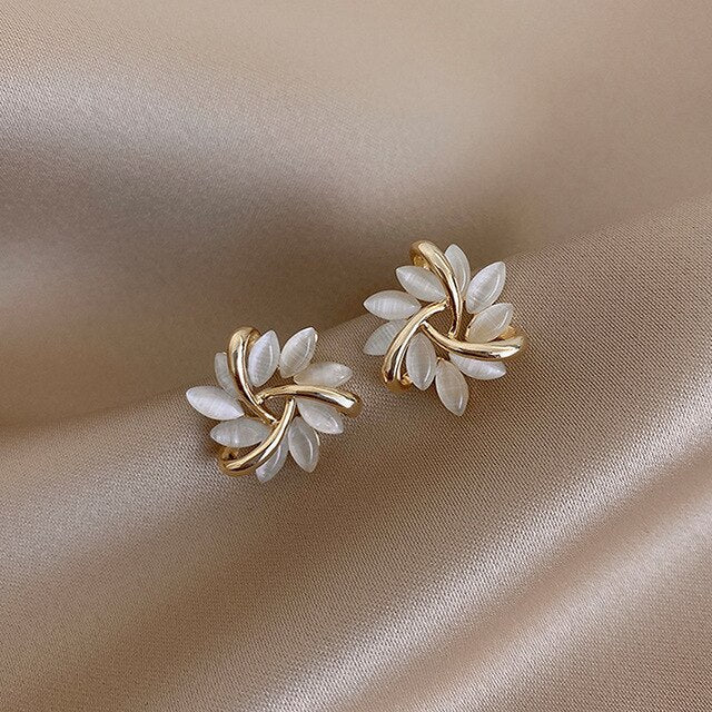 ラグジュアリー ホワイトオパールピアス